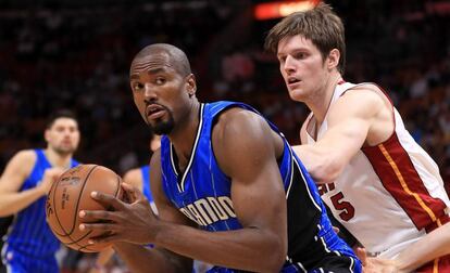 Ibaka y Babbitt en el Miami-Orlando.