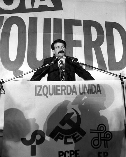 Poca variación en el panorama político supusieron las elecciones del 22 de junio de 1986. Con España ya en la Comunidad Económica Europea (y en la OTAN), el PSOE lograría su segunda mayoría absoluta, aunque con 184 diputados fue menos aplastante que la primera. Tras el fracaso del 82, aparecía la coalición Izquierda Unida (en la foto, el entonces secretario general del PCE, Gerardo Iglesias, durante un mitin de campaña), que se haría con 6 diputados. La oposición de Fraga se presentaba como Coalición Popular y retrocedía levemente a 105 diputados; mientras que Adolfo Suárez, con un CDS más rodado, lograba 19 escaños. Fueron las primeras que se celebraron en domingo y al día siguiente, por cierto, los resultados electorales compartieron espacio en la primera página de EL PAÍS con la selección española, que había quedado eliminada en cuartos de final del Mundial de México tras perder en la tanda de penaltis con Bélgica.