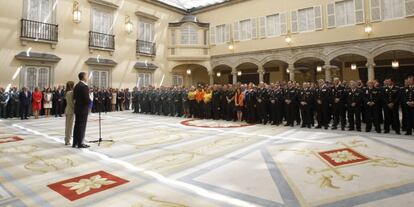 Los Reyes reciben en el Palacio de El Pardo a representantes de los miembros de las fuerzas de seguridad que participaron en el dispositivo desplegado durante la proclamación, este miércoles.