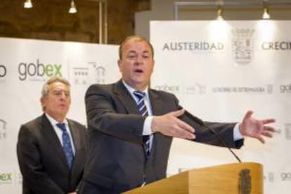 El presidente del Gobierno de Extremadura, José Antonio Monago (d), y el consejero de Economía y Hacienda, Antonio Fernández, durante la rueda de prensa hoy, un día después de que el Gobierno regional haya anunciado que el 5 de marzo publicará su propia balanza autonómica en la que se pondrán en valor los déficits históricos de cada una de las regiones.