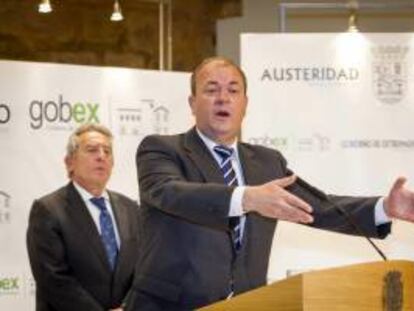 El presidente del Gobierno de Extremadura, José Antonio Monago (d), y el consejero de Economía y Hacienda, Antonio Fernández, durante la rueda de prensa hoy, un día después de que el Gobierno regional haya anunciado que el 5 de marzo publicará su propia balanza autonómica en la que se pondrán en valor los déficits históricos de cada una de las regiones.