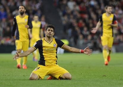 Diego Costa lamenta un fallo durante el partido