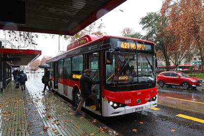 un bus del sistema Red de Movilidad o Transantiago