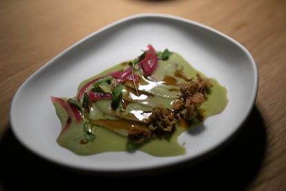 Tiradito de lengua de cordero, zarajos fritos y cebolla morada del cocinero Javi Estévez, chef del restaurante La Tasquería de Madrid.