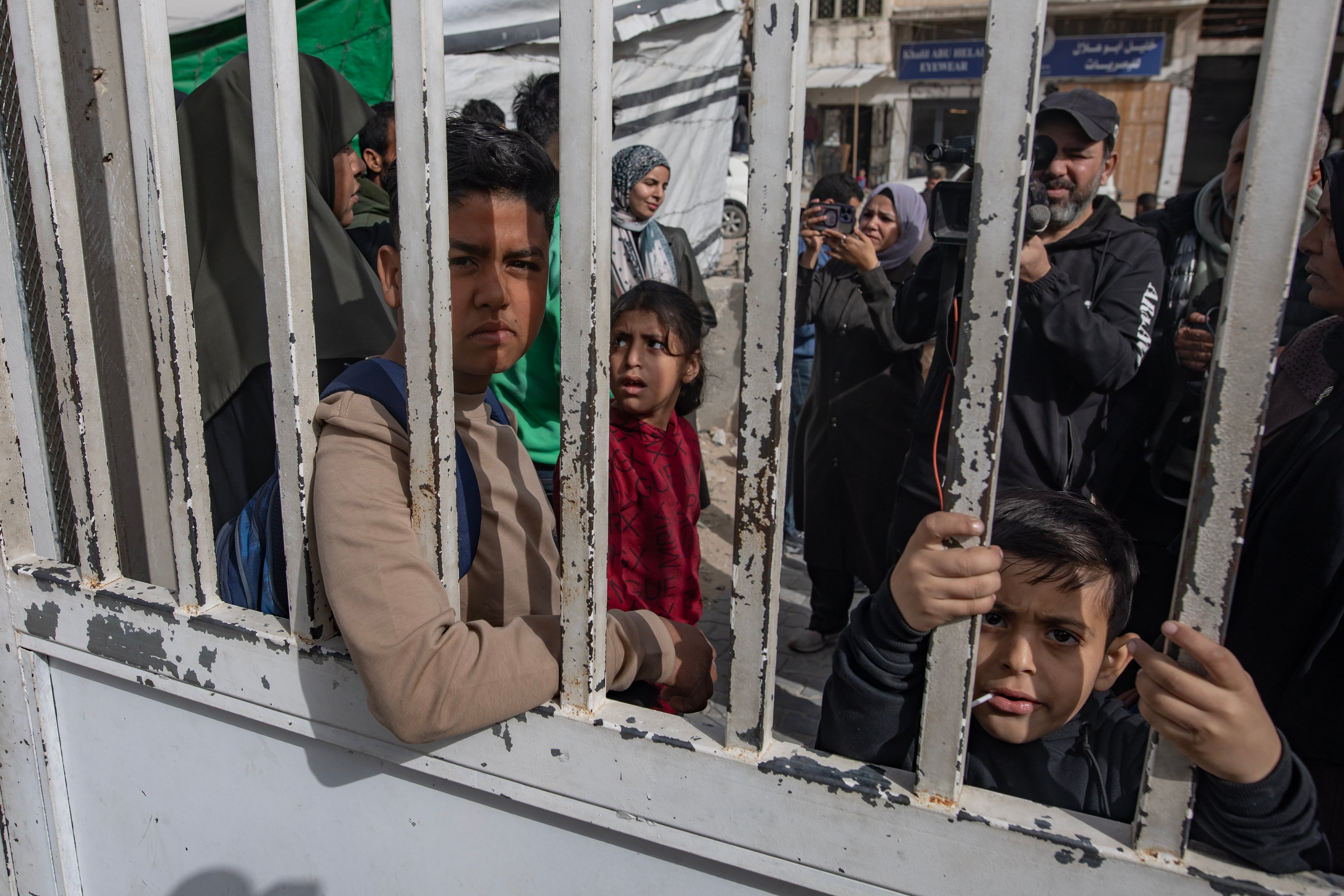Meses de espera en solicitudes de traslado a España para pedir asilo alimentan la angustia de familias gazatíes en Egipto