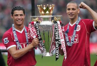 Cristiano Ronaldo y Rio Ferdinand, juntos en el Manchester United, con la copa de ganadores de la Premier de 2007.