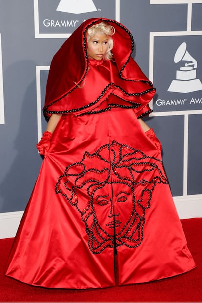 La cantante Nicki Minaj es el resultado del daño que ha hecho Lady Gaga en los últimos años con los modelitos que se ha ido poniendo en cada gala. Esta rapera ha aparecido vestida de obispo (aunque de Versace) en un intento de llamar la atención de alguna manera. En este caso, la blasfema.