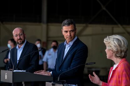 Pedro Sánchez (en el centro), con Ursula Von der Leyen y Charles Michel, en su visita a la base de Torrejón de Ardoz (Madrid).