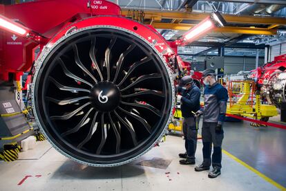 Trabajadores ajustan los componentes del módulo de ventilación de un motor para el avión de pasajeros Airbus SE durante el ensamblaje dentro de la planta de Safran, en Villaroche (Francia).