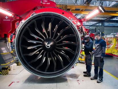 Trabajadores ajustan los componentes del módulo de ventilación de un motor para el avión de pasajeros Airbus SE durante el ensamblaje dentro de la planta de Safran, en Villaroche (Francia).