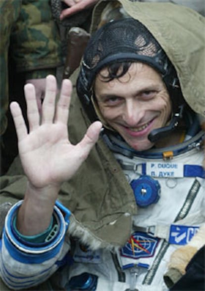 En la imagen, un Pedro Duque sonriente saluda tras haber culminado con éxito su misión.