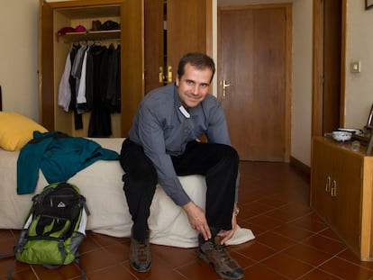 Xavier Novell i Gomà   exobispo de la Diócesis de Solsona (Lleida) en su habitación preparándose para salir a dar un paseo por el campo.