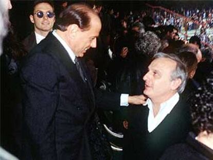 Calisto Tanzi (a la derecha), con el primer ministro italiano, Silvio Berlusconi, en una imagen del año 2001.
