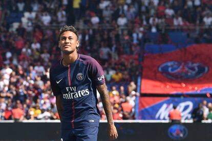 Neymar, durante su presentaci&oacute;n a la afici&oacute;n del Paris Saint-Germain. 