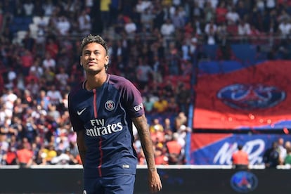 Neymar, durante su presentaci&oacute;n a la afici&oacute;n del Paris Saint-Germain. 