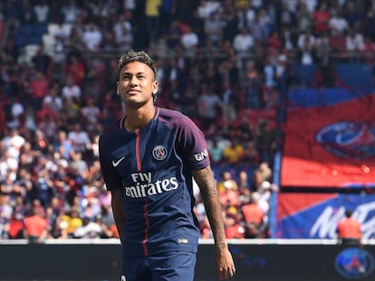 Neymar, durante sua apresentação à torcida do Paris Saint-Germain.