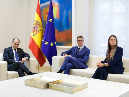 El secretario general de Junts, Jordi Turull; el presidente del Gobierno, Pedro Sánchez, y la portavoz del Grupo Parlamentario Junts, Miriam Nogueras, durante un encuentro en La Moncloa este martes.