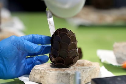 “Madrid Fusión y todo el sector tenía una deuda con la pastelería”, confesaba Martín Berasategi, uno de los miembros del jurado que elegían al mejor cocinero de obrador y de pastelería, premiados por primera vez en el festival. Los ganadores fueron Toni Clusella, de ABaC (Barcelona), en la categoría de restaurantes, y Alexis García (100% Pan y Pastelería, Tenerife) en la categoría de obrador. En la foto, una de las elaboraciones realizadas durante el concurso.