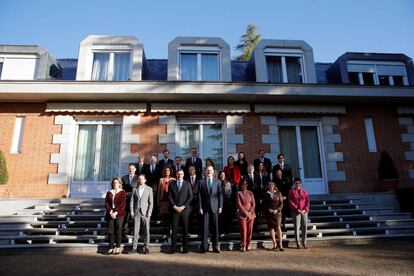 Felipe VI, junto al Gobierno en la Zarzuela.