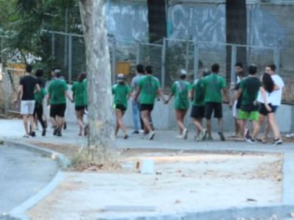 Los estudiantes de primer curso resisten las pruebas de los veteranos, una práctica a la que se opone la mayoría de Universidades