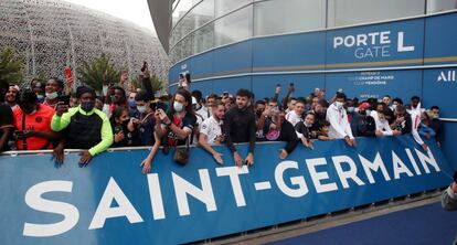 Los seguidores del PSG esperan la llegada de Leo Messi a las afueras del estadio del club. 