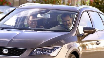 Felip VI, al volant d'un Seat amb Mas de copilot.