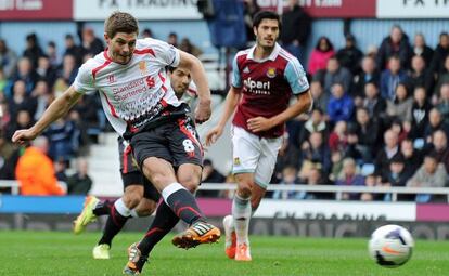 Un gesto característico de Gerrard al marcar su primer penalti. 