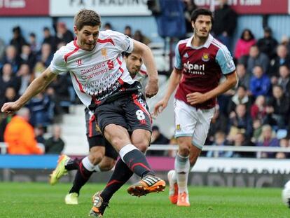 Un gesto característico de Gerrard al marcar su primer penalti.