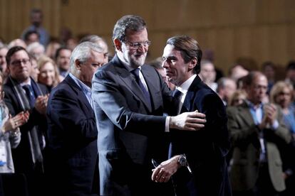 Mariano Rajoy, con José María Aznar, en la convención nacional del PP celebrada el 23 de enero de 2015.