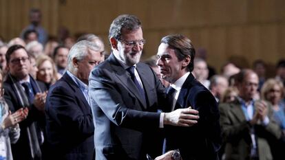 Mariano Rajoy, con José María Aznar, en la convención nacional del PP celebrada el 23 de enero de 2015.