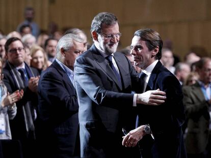 Mariano Rajoy, con José María Aznar, en la convención nacional del PP celebrada el 23 de enero de 2015.