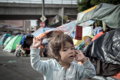 Muchas familias deciden viajar con sus hijos pequeños a pesar de los peligros de la travesía. “No quiero lo mismo que viví yo para mi hija. Por eso estoy aquí. ¡Quiero un futuro mejor para ella!”, confiesa una madre hondureña.