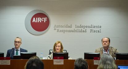 Desde la izquierda, el director de la División de Evaluación de AIReF, José María Casado; la presidenta de AIReF, Cristina Herrero, y el director de Comunicación de AIReF, Pablo Fernández, durante la presentación de la segunda opinión sobre el Ingreso Mínimo Vital (IMV), este jueves en Madrid.