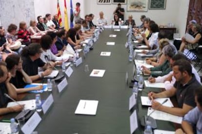 La comisión mixta creada para coordinar la llegada de los 629 inmigrantes, con Oltra, Ribó y la consejera de Sanidad, Ana Barceló, al frente