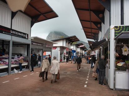 El mercado provisional de La Línea de la Concepción, instalado ahora a pocos pasos de la frontera de Gibraltar