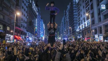 La manifestación feminista en la Gran Vía de Madrid, este jueves.