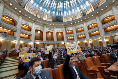 Diputados de  la Alianza para la Unión de Rumanos protestan contra las medidas para combatir la pandemia, el pasado día 23 en el Parlamento de Bucarest.