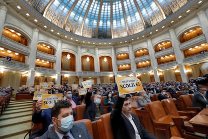 Diputados de la Alianza para la Unión de Rumanos protestan contra las medidas para combatir la pandemia, el pasado día 23 en el Parlamento de Bucarest.