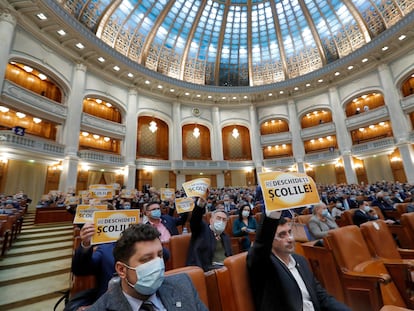 Diputados de  la Alianza para la Unión de Rumanos protestan contra las medidas para combatir la pandemia, el pasado día 23 en el Parlamento de Bucarest.