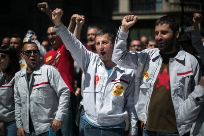 Trabajadores de la compañía automovilística Nissan asisten a la manifestación de Barcelona.