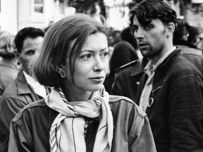 La escritora Joan Didion en una manifestación hippy en San Francisco, en 1967.