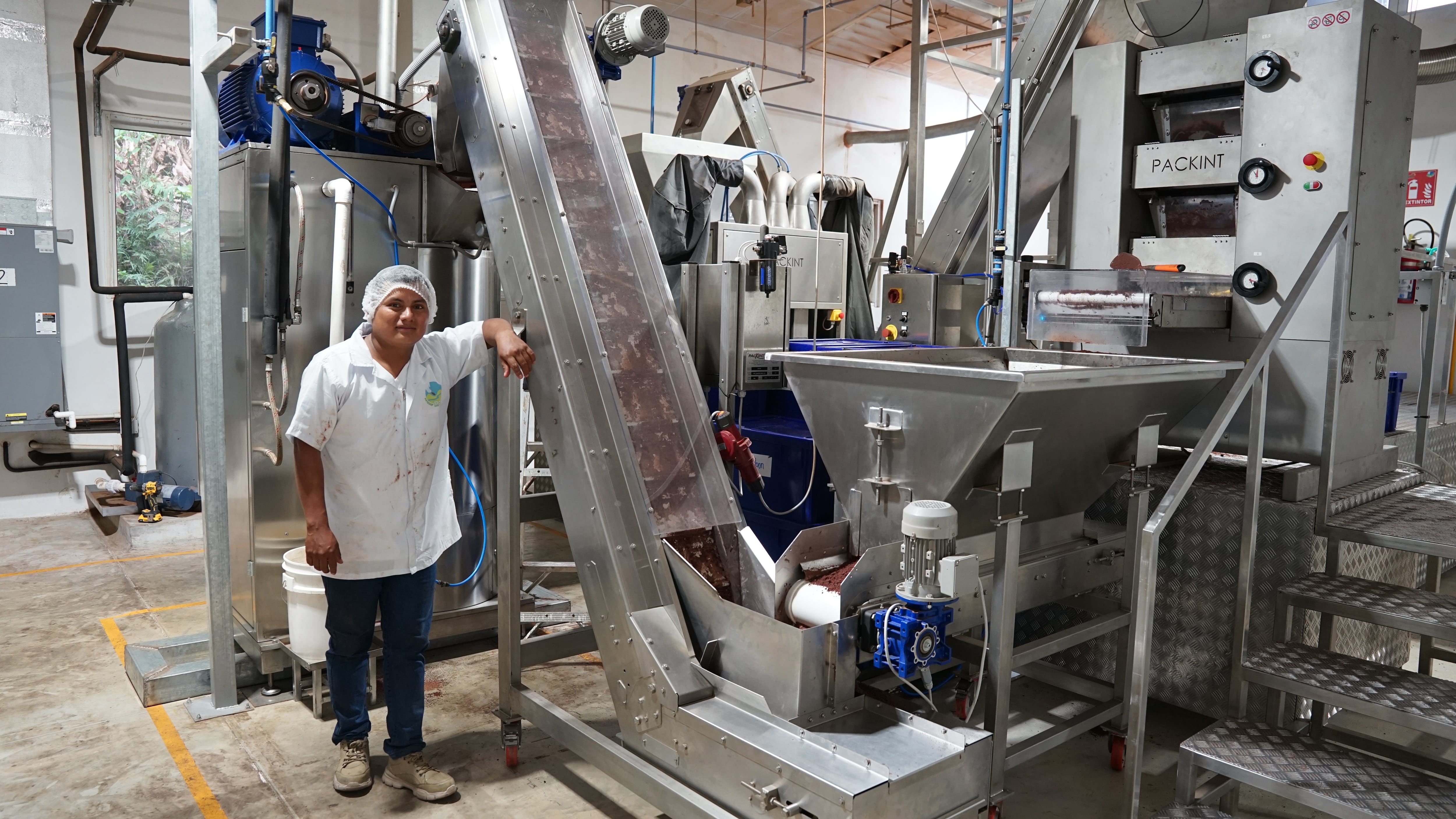 Un funcionario de la nueva planta de licor de cacao de propiedad de los indígenas q’eqchi.