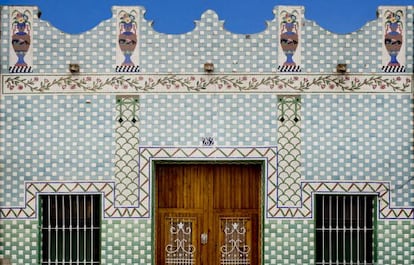 Fachada de una casa en el barrio valenciano de El Cabanyal.