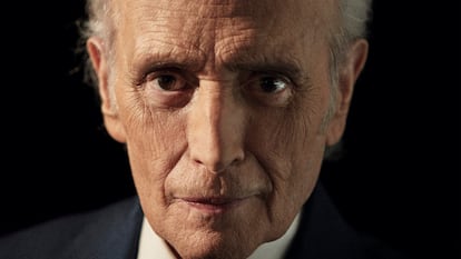 José Carreras, con chaqueta y corbata azul, retratado para ICON en el despacho de su Fundación.