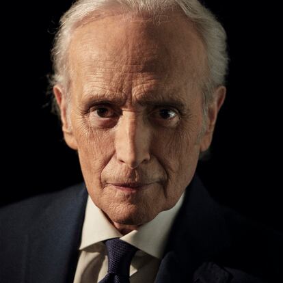 José Carreras, con chaqueta y corbata azul, retratado para ICON en el despacho de su Fundación.