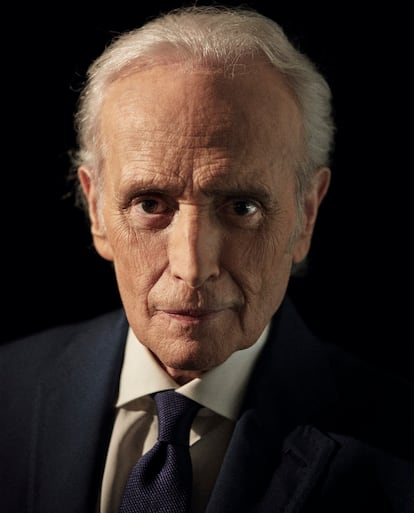 José Carreras, con chaqueta y corbata azul, retratado para ICON en el despacho de su Fundación.