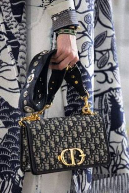 Detalles de bordados, estampados en lana hervida y top plisado en seda de Dior.
