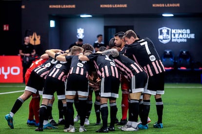 Los jugadores del equipo del Kun Agüero Kunisport antes de iniciar el partido contra el Pio FC.