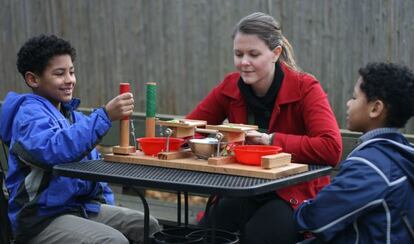 La investigadora Katherine McAuliffe observa a dos niños en un experimento para medir la aversión a la injusticia.