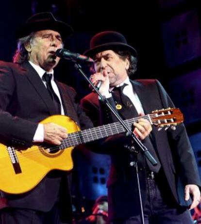 Joaquin Sabina y Joan Manuel Serrat durante el primer concierto de su gira 'Dos pájaros contraatacan', en Zaragoza.